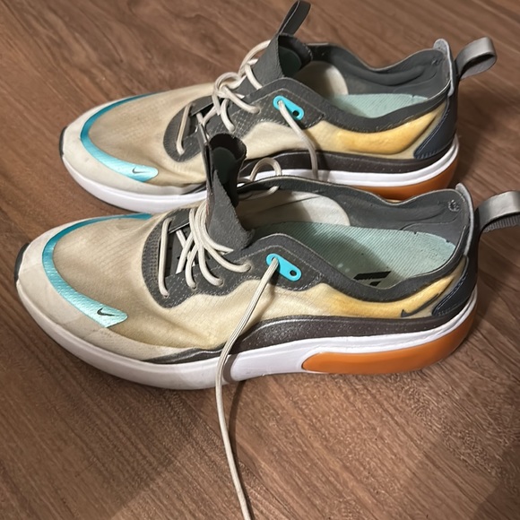 Air Max - Picture 2 of 4